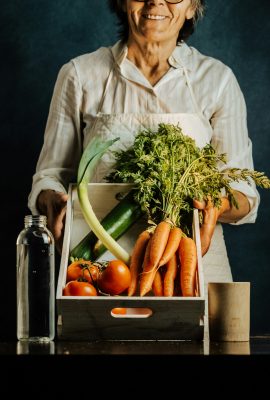 Panier de légumes de saison, comprenant des tomates, des carottes et des concombres frais