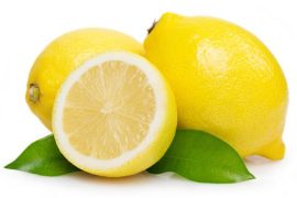 Citron jaune vif avec une peau lisse, prêt à être utilisé dans des recettes fraîches